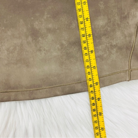 Athleta Shanti Watercolor Stripe Cropped Hem Lycra Spandex Blend Work Out Top - Picture 12 of 12